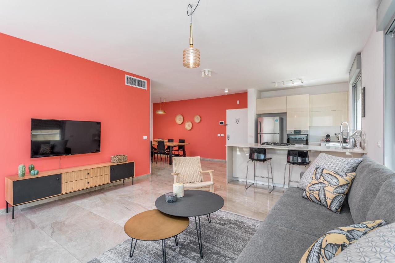 3 Bedrooms Apt Balcony & Parking Near Banana Beach Tel-Aviv Kültér fotó