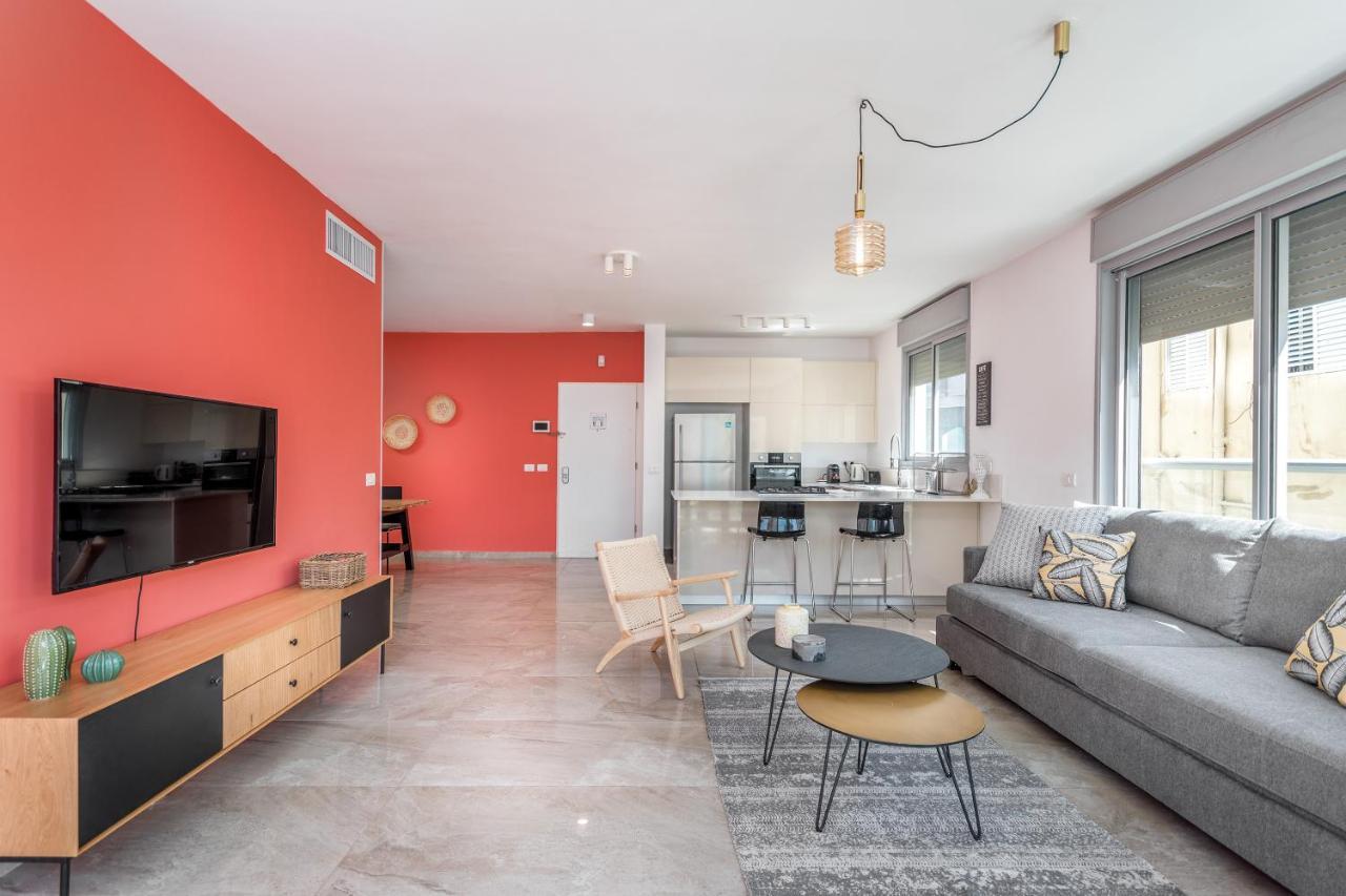 3 Bedrooms Apt Balcony & Parking Near Banana Beach Tel-Aviv Kültér fotó