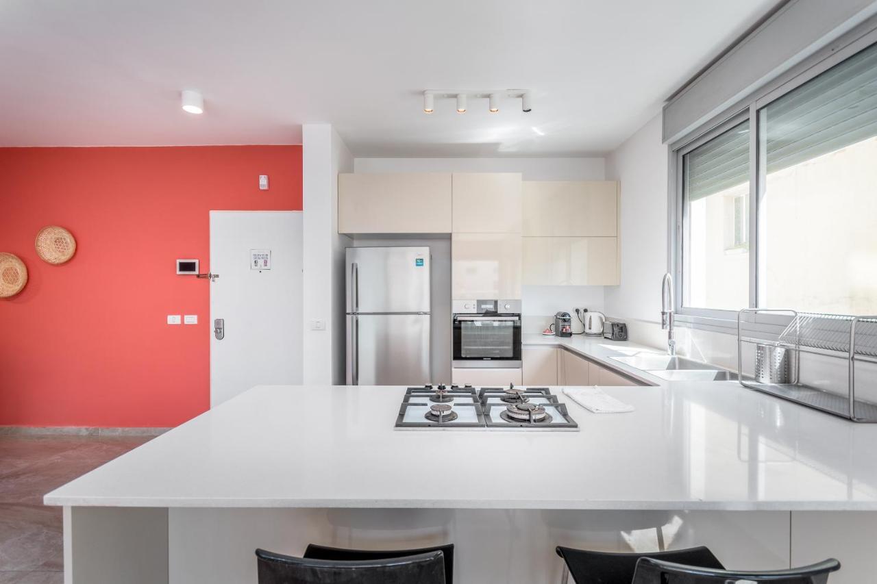 3 Bedrooms Apt Balcony & Parking Near Banana Beach Tel-Aviv Kültér fotó