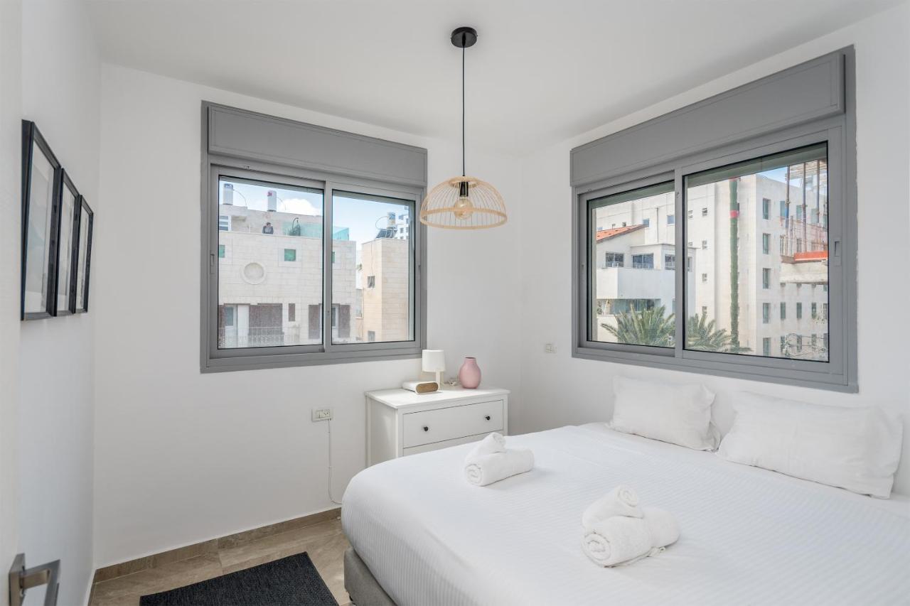 3 Bedrooms Apt Balcony & Parking Near Banana Beach Tel-Aviv Kültér fotó